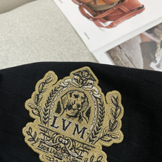 Lv 低调黑调自带暗纹肌理,上身质感直接拉满胸前精致金色徽章刺绣,立体重工工艺显贵不浮夸圆领剪裁利落不挑 Lv 低调黑调自带暗纹肌理,上身质感直接拉满胸前精致金色徽章刺绣,立体重工工艺显贵不浮夸圆领剪裁利落不挑