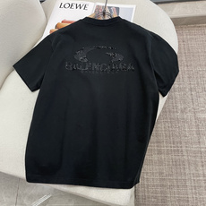 巴黎暗钻双面对标短袖|低调显贵的氛围感神T黑白双色可选,正反两种穿搭逻辑。正面低调小标烫钻内敛克制,转身 巴黎暗钻双面对标短袖|低调显贵的氛围感神T黑白双色可选,正反两种穿搭逻辑。正面低调小标烫钻内敛克制,转身