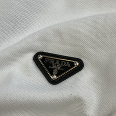 经典三角标条纹Polo衫|男士通勤刚需款黑白双色随心选,领口袖口撞色双条纹织带,简约细节拉高精致度;左胸 经典三角标条纹Polo衫|男士通勤刚需款黑白双色随心选,领口袖口撞色双条纹织带,简约细节拉高精致度;左胸