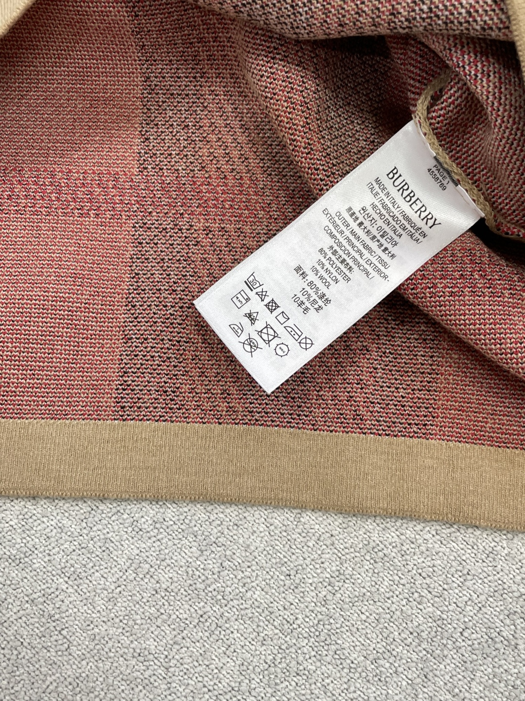 经典格纹针织Polo｜英伦复古氛围感单品双色格纹两种风格，经典驼红格复古显贵，黑蓝撞色格酷感街头，辨识度