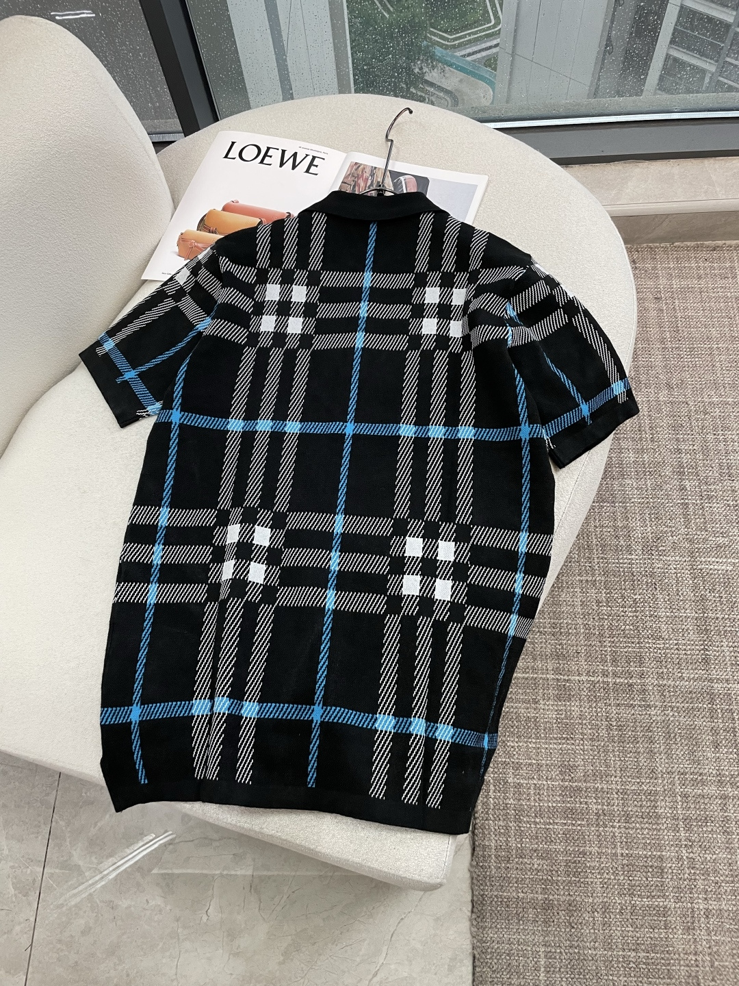 经典格纹针织Polo｜英伦复古氛围感单品双色格纹两种风格，经典驼红格复古显贵，黑蓝撞色格酷感街头，辨识度