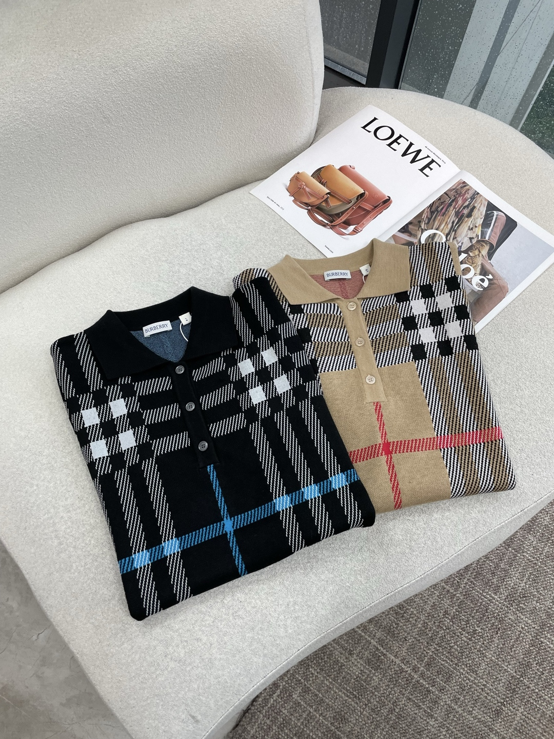 经典格纹针织Polo｜英伦复古氛围感单品双色格纹两种风格，经典驼红格复古显贵，黑蓝撞色格酷感街头，辨识度