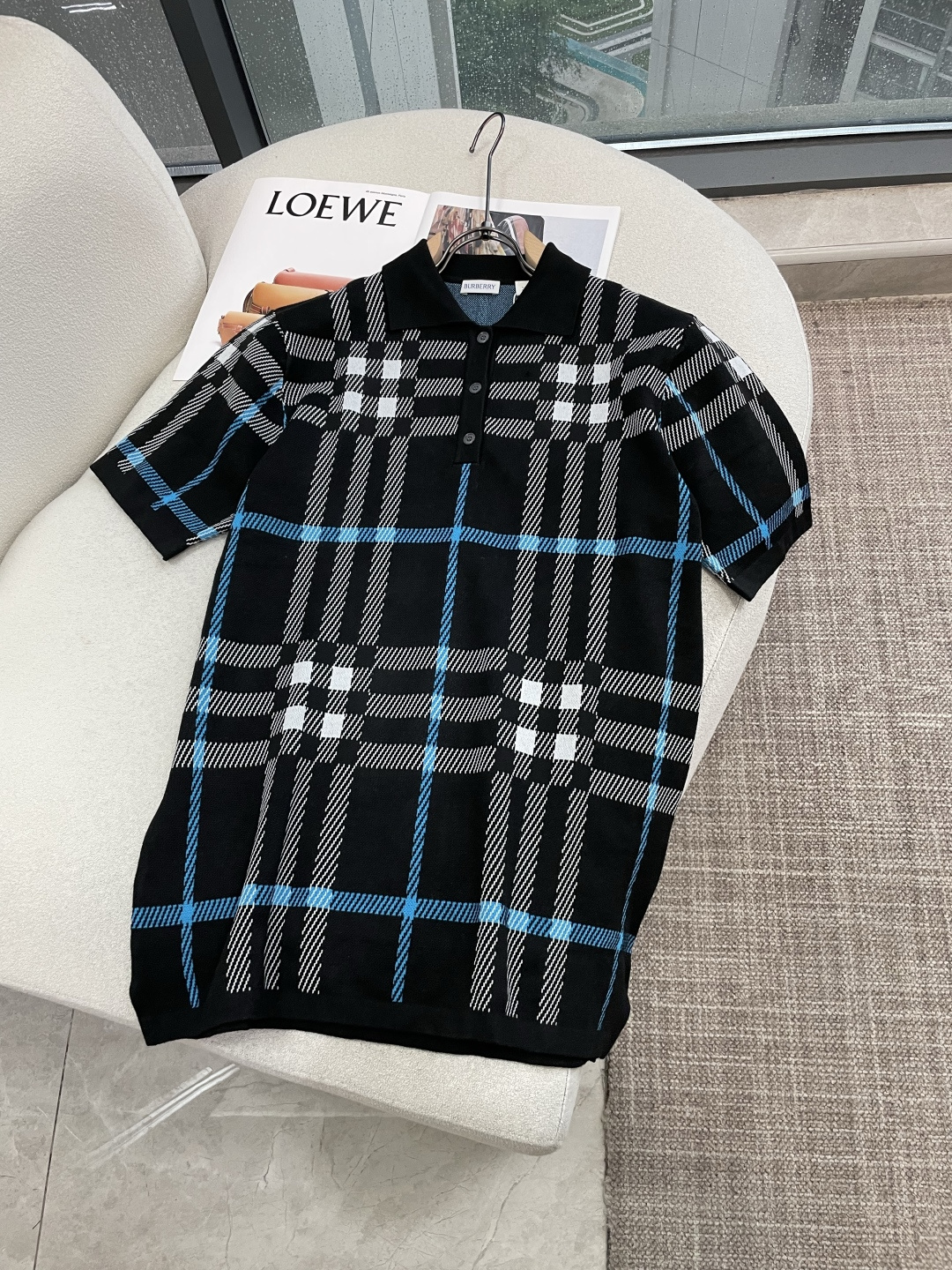 经典格纹针织Polo｜英伦复古氛围感单品双色格纹两种风格，经典驼红格复古显贵，黑蓝撞色格酷感街头，辨识度