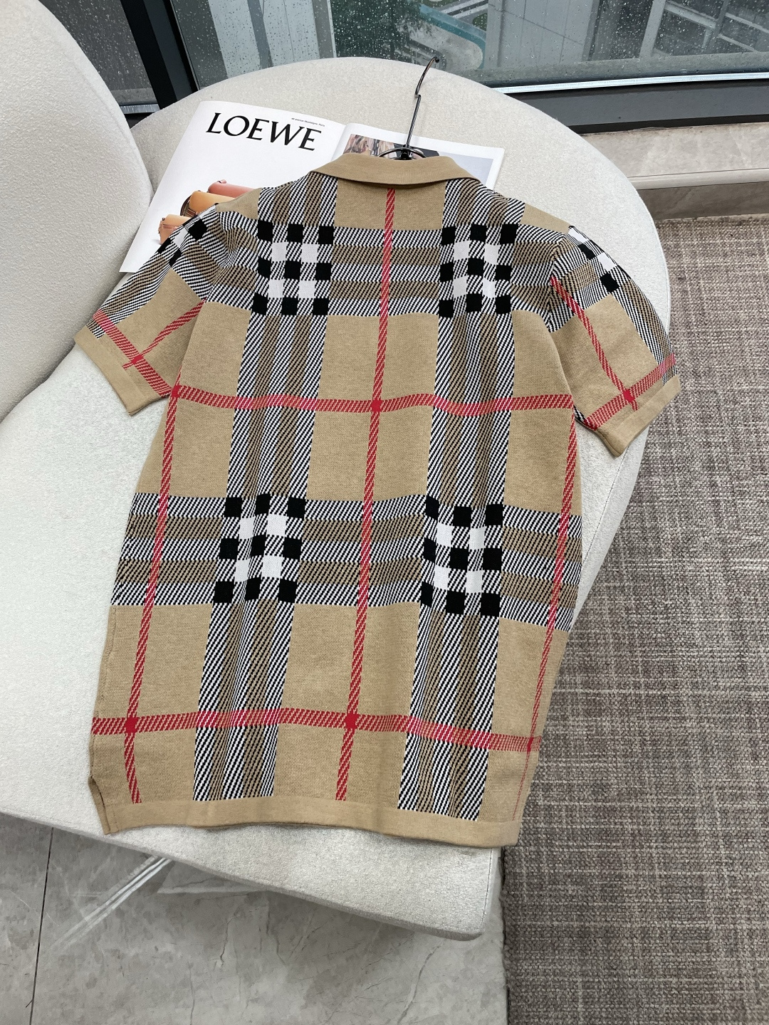 经典格纹针织Polo｜英伦复古氛围感单品双色格纹两种风格，经典驼红格复古显贵，黑蓝撞色格酷感街头，辨识度