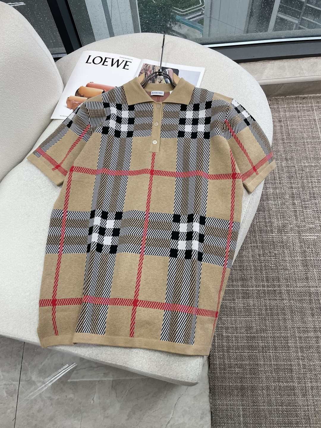 经典格纹针织Polo｜英伦复古氛围感单品双色格纹两种风格，经典驼红格复古显贵，黑蓝撞色格酷感街头，辨识度