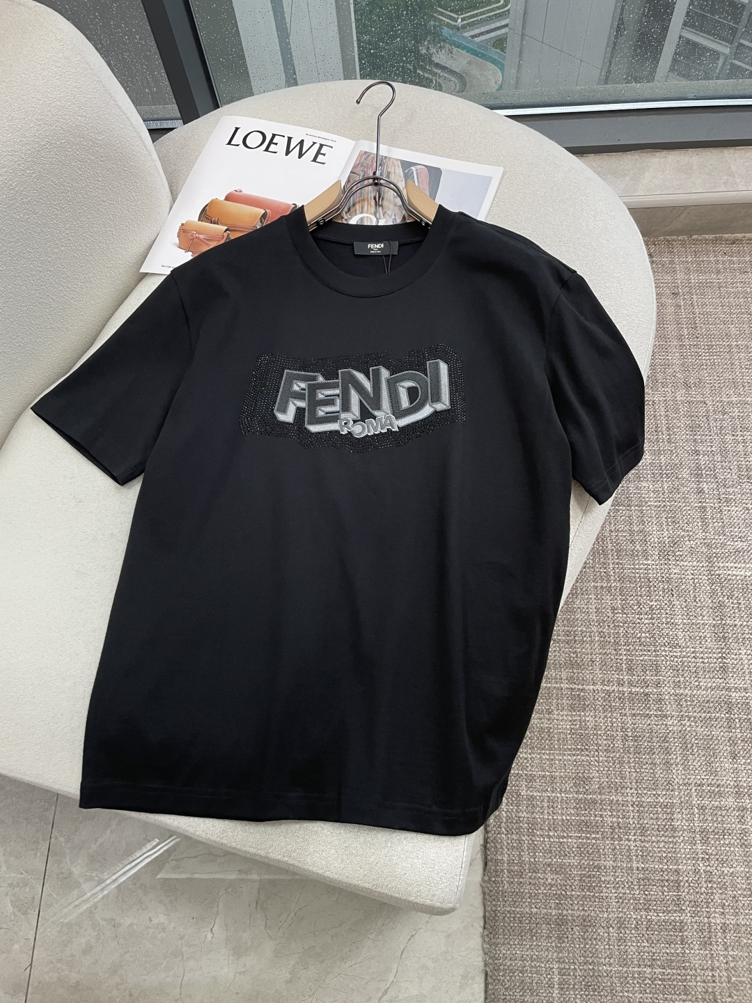FENDI烫钻立体字母短袖｜低调自带柔光贵气黑白双色经典选择，胸前3D立体渐变字母搭配满铺细碎烫钻底衬，