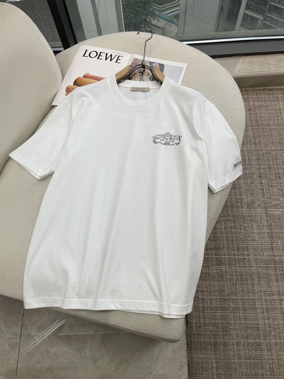 Bv 家复古藤蔓刺绣短袖｜低调克制的高级感基础T黑白双色经典底色，左胸精致复古藤蔓花框刺绣，细腻走线勾勒