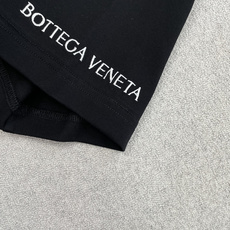 Bv 家复古藤蔓刺绣短袖|低调克制的高级感基础T黑白双色经典底色,左胸精致复古藤蔓花框刺绣,细腻走线勾勒 Bv 家复古藤蔓刺绣短袖|低调克制的高级感基础T黑白双色经典底色,左胸精致复古藤蔓花框刺绣,细腻走线勾勒