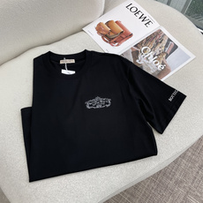 Bv 家复古藤蔓刺绣短袖|低调克制的高级感基础T黑白双色经典底色,左胸精致复古藤蔓花框刺绣,细腻走线勾勒 Bv 家复古藤蔓刺绣短袖|低调克制的高级感基础T黑白双色经典底色,左胸精致复古藤蔓花框刺绣,细腻走线勾勒