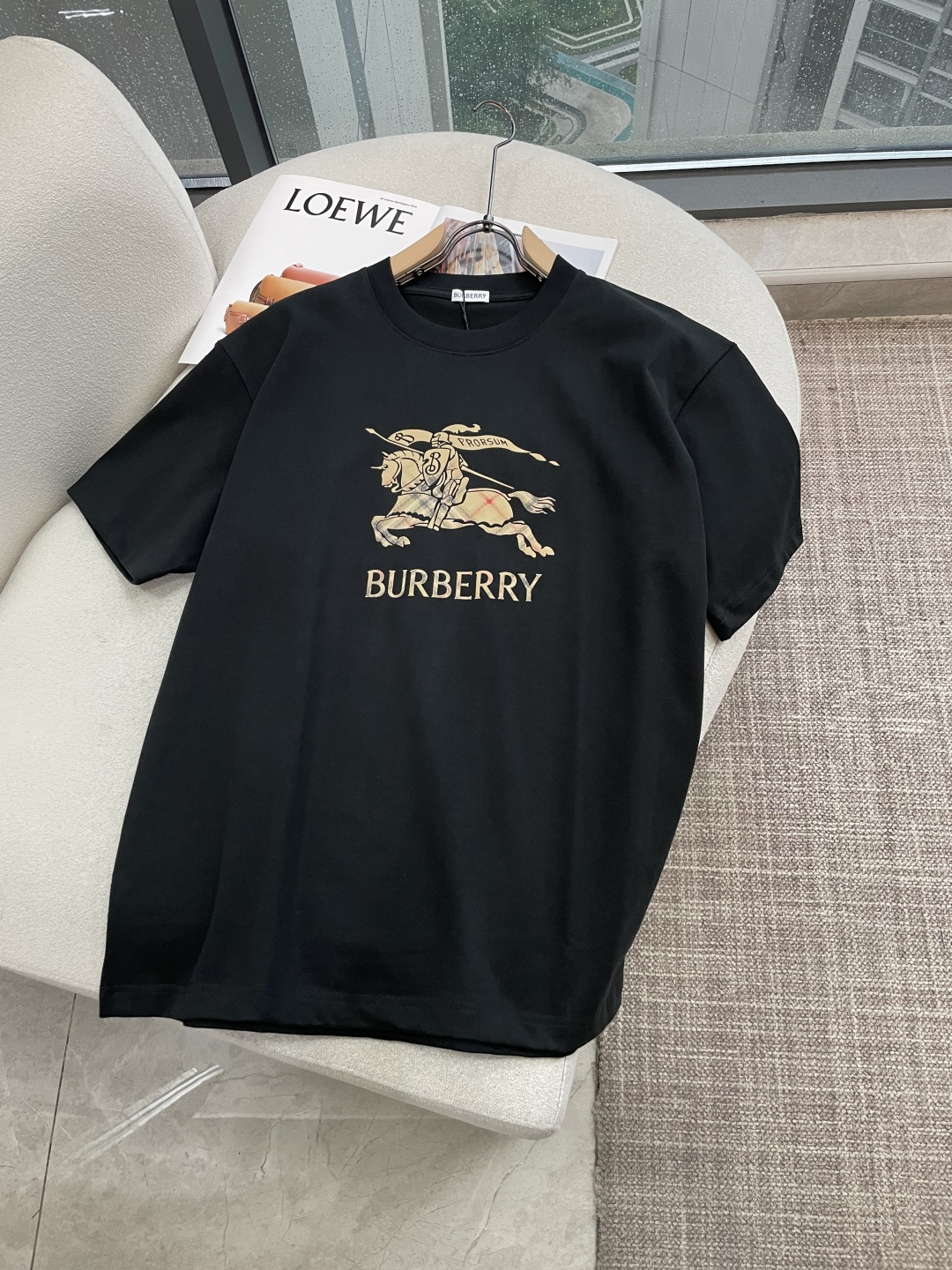 Bur经典战马格纹印花短袖｜永不过时的英伦基础T黑白双色经典可选，胸前复古骑士战马大标识，战马内部融入品