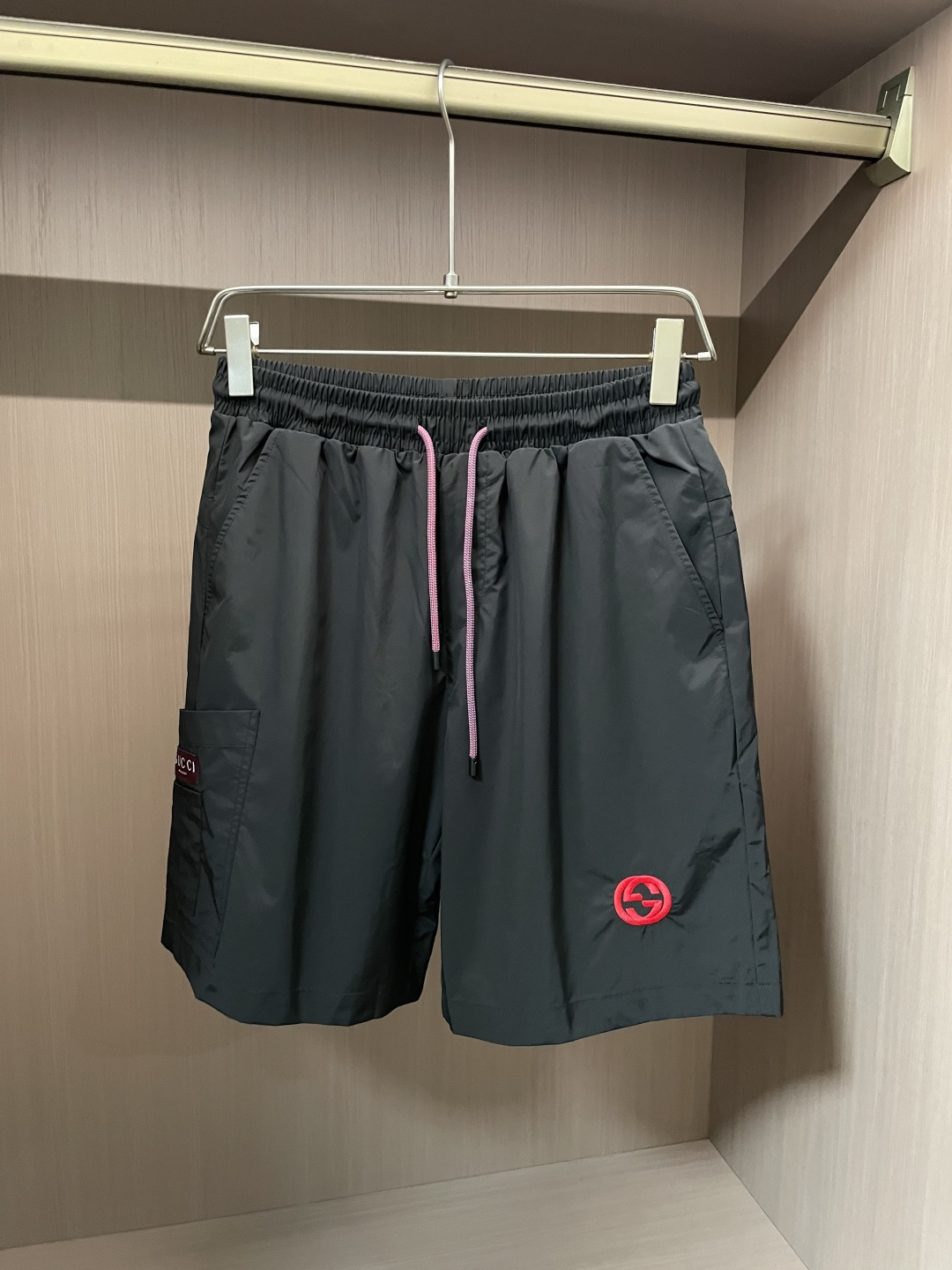 古驰双G速干工装五分短裤｜夏日氛围感神裤酒红、酷黑双色可选，轻薄凉感速干尼龙面料，垂顺透气不闷腿，水洗不