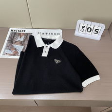 Prad 2026ss夏季新品男士针织翻领短袖衫!独家首发 采用纤维超细与高弹的伊力特纱线织造而成,质感 Prad 2026ss夏季新品男士针织翻领短袖衫!独家首发 采用纤维超细与高弹的伊力特纱线织造而成,质感