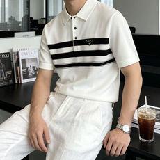 Prad 2026ss夏季新品男士针织翻领短袖衫!独家首发 采用纤维超细与高弹的伊力特纱线织造而成,质感 Prad 2026ss夏季新品男士针织翻领短袖衫!独家首发 采用纤维超细与高弹的伊力特纱线织造而成,质感
