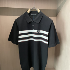 Prad 2026ss夏季新品男士针织翻领短袖衫!独家首发 采用纤维超细与高弹的伊力特纱线织造而成,质感 Prad 2026ss夏季新品男士针织翻领短袖衫!独家首发 采用纤维超细与高弹的伊力特纱线织造而成,质感