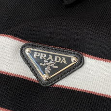 Prad 2026ss夏季新品男士针织翻领短袖衫!独家首发 采用纤维超细与高弹的伊力特纱线织造而成,质感 Prad 2026ss夏季新品男士针织翻领短袖衫!独家首发 采用纤维超细与高弹的伊力特纱线织造而成,质感