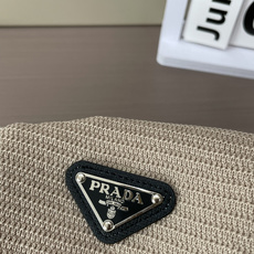 Prad 2026ss夏季新品男士针织翻领短袖衫!独家首发 采用纤维超细与高弹的伊力特纱线织造而成,质感 Prad 2026ss夏季新品男士针织翻领短袖衫!独家首发 采用纤维超细与高弹的伊力特纱线织造而成,质感