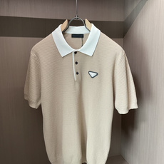 Prad 2026ss夏季新品男士针织翻领短袖衫!独家首发 采用纤维超细与高弹的伊力特纱线织造而成,质感 Prad 2026ss夏季新品男士针织翻领短袖衫!独家首发 采用纤维超细与高弹的伊力特纱线织造而成,质感