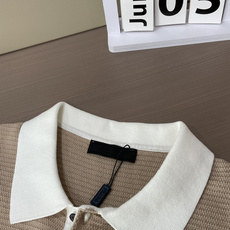 Prad 2026ss夏季新品男士针织翻领短袖衫!独家首发 采用纤维超细与高弹的伊力特纱线织造而成,质感 Prad 2026ss夏季新品男士针织翻领短袖衫!独家首发 采用纤维超细与高弹的伊力特纱线织造而成,质感