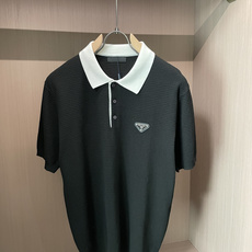 Prad 2026ss夏季新品男士针织翻领短袖衫!独家首发 采用纤维超细与高弹的伊力特纱线织造而成,质感 Prad 2026ss夏季新品男士针织翻领短袖衫!独家首发 采用纤维超细与高弹的伊力特纱线织造而成,质感