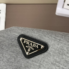 Prad 2026ss夏季新品男士针织翻领短袖衫!独家首发 采用纤维超细与高弹的伊力特纱线织造而成,质感 Prad 2026ss夏季新品男士针织翻领短袖衫!独家首发 采用纤维超细与高弹的伊力特纱线织造而成,质感