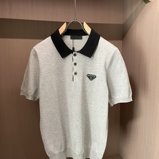 Prad 2026ss夏季新品男士针织翻领短袖衫!独家首发 采用纤维超细与高弹的伊力特纱线织造而成,质感 Prad 2026ss夏季新品男士针织翻领短袖衫!独家首发 采用纤维超细与高弹的伊力特纱线织造而成,质感