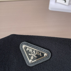Prad 2026ss夏季新品男士针织翻领短袖衫!独家首发 采用纤维超细与高弹的伊力特纱线织造而成,质感 Prad 2026ss夏季新品男士针织翻领短袖衫!独家首发 采用纤维超细与高弹的伊力特纱线织造而成,质感