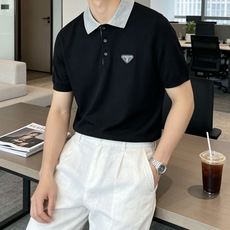 Prad 2026ss夏季新品男士针织翻领短袖衫!独家首发 采用纤维超细与高弹的伊力特纱线织造而成,质感 Prad 2026ss夏季新品男士针织翻领短袖衫!独家首发 采用纤维超细与高弹的伊力特纱线织造而成,质感