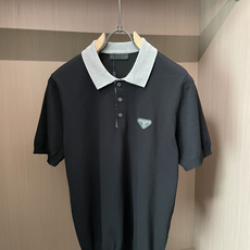 Prad 2026ss夏季新品男士针织翻领短袖衫!独家首发 采用纤维超细与高弹的伊力特纱线织造而成,质感 Prad 2026ss夏季新品男士针织翻领短袖衫!独家首发 采用纤维超细与高弹的伊力特纱线织造而成,质感