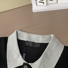 Prad 2026ss夏季新品男士针织翻领短袖衫!独家首发 采用纤维超细与高弹的伊力特纱线织造而成,质感 Prad 2026ss夏季新品男士针织翻领短袖衫!独家首发 采用纤维超细与高弹的伊力特纱线织造而成,质感