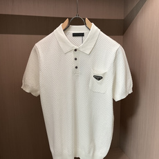 Prad 2026ss夏季新品男士针织翻领短袖衫!独家首发 采用纤维超细与高弹的伊力特纱线织造而成,质感 Prad 2026ss夏季新品男士针织翻领短袖衫!独家首发 采用纤维超细与高弹的伊力特纱线织造而成,质感