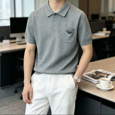Prad 2026ss夏季新品男士针织翻领短袖衫!独家首发 采用纤维超细与高弹的伊力特纱线织造而成,质感 Prad 2026ss夏季新品男士针织翻领短袖衫!独家首发 采用纤维超细与高弹的伊力特纱线织造而成,质感
