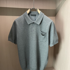 Prad 2026ss夏季新品男士针织翻领短袖衫!独家首发 采用纤维超细与高弹的伊力特纱线织造而成,质感 Prad 2026ss夏季新品男士针织翻领短袖衫!独家首发 采用纤维超细与高弹的伊力特纱线织造而成,质感