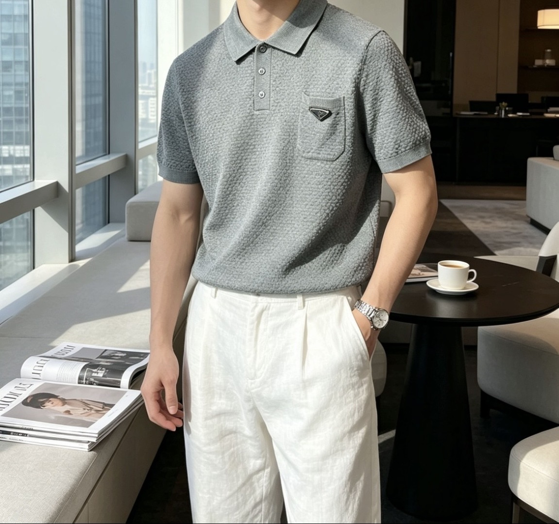 NO:913505,Prad 2026ss new summer men’s knitted lapel short-sleeved shirt!  Exclusive first release. It is woven with ultra-fine fiber and high-elastic Yilite yarn. The texture and texture are super soft, very light and soft, and the hand feels extremely delicate and silky. The finer the yarn, the harder it is to work, and it is very time-consuming and material-consuming. It is a super rare product. The particularity of the fabric of each piece of clothing makes it silky soft and smooth. The unique embroidery pattern on the chest, you can feel its softness and smoothness when it comes into contact with the skin!  The overall design is simple and elegant, continuing the classic, calm and elegant classic color scheme, naturally exuding casual elegance. Size m-xxxl Qi, prada, T-shirt,19860909Prad 2026ss夏季新品男士针织翻领短袖衫！独家首发 采用纤维超细与高弹的伊力特纱线织造而成,质感与纹理都是超级的柔和,非常的轻薄柔软,手感极其的细腻丝滑,纱线越细做工就越难,并且非常的耗时耗料,超级难得一见的佳品,每件衣服的面料的特殊性使它具有丝般的柔软和润滑,胸前独特刺绣图案,与肌肤接触就能感觉到它的柔软和爽滑！整体简洁、大气,延续经典,沉稳大气的经典配色,自然散发出的休闲儒雅 尺码m-xxxl    齐,,prada,T-shirt,,Men's clothing