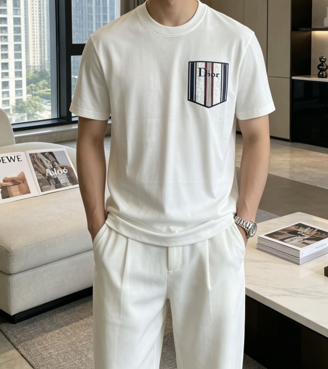 NO:907842,DAO Official website same style Official website same style Official website same style Highly recommended!  2026ss new summer clothing products are on sale at counters. The latest series of graphic logo short-sleeved T-shirts are a must-have for everyone!  Imported top-quality combed cotton fabric, extremely skin-friendly and comfortable. It feels very delicate and has a good texture, which perfectly reflects the three-dimensional effect. It is in line with the brand's consistent design style. It is a very good overall product. It can be worn alone as an inner layer. Sizes Xs-L, T-shirt, tees, t-shirt,19860909D奥 官网同款 官网同款 官网同款 重磅推荐！2026ss夏装新品 专柜在售 最新系列图案logo短袖T恤 必须人手一件的节奏！进口顶极精梳棉面料,极为亲肤舒适 摸上去非常的细腻,质感很好,完美体现立体感 符合品牌一贯设计风格,整体非常不错的一款,内搭单穿都完全没问题 尺码Xs-L,,T-shirt,tees，t-shirt,,Men's clothing