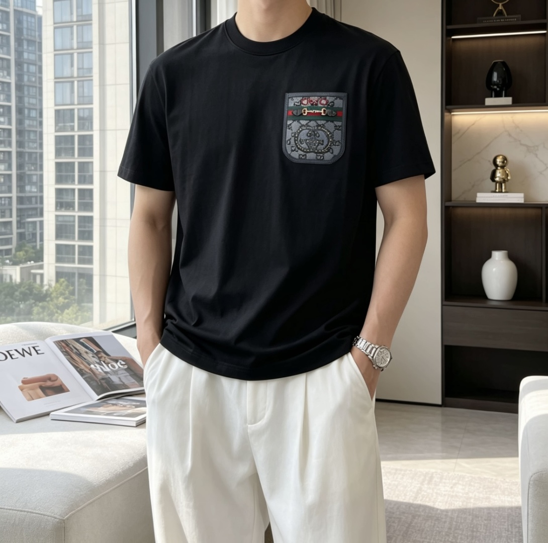 NO:907847,Same style as Gucc official website Same style as official website Same style as official website Highly recommended!  2026ss new summer clothing products are on sale at counters. The latest series of graphic logo short-sleeved T-shirts are a must-have for everyone!  Imported top-quality combed cotton fabric, extremely skin-friendly and comfortable. It feels very delicate, has a good texture, and perfectly reflects the three-dimensional effect. It is in line with the brand's consistent design style. It is a very good overall product. It can be worn alone as an inner layer. Sizes Xs-L, gucci, T-shirt, tees, t-shirt,19860909Gucc 官网同款 官网同款 官网同款 重磅推荐！2026ss夏装新品 专柜在售 最新系列图案logo短袖T恤 必须人手一件的节奏！进口顶极精梳棉面料,极为亲肤舒适 摸上去非常的细腻,质感很好,完美体现立体感 符合品牌一贯设计风格,整体非常不错的一款,内搭单穿都完全没问题 尺码Xs-L,,gucci,T-shirt,tees，t-shirt,,Men's clothing
