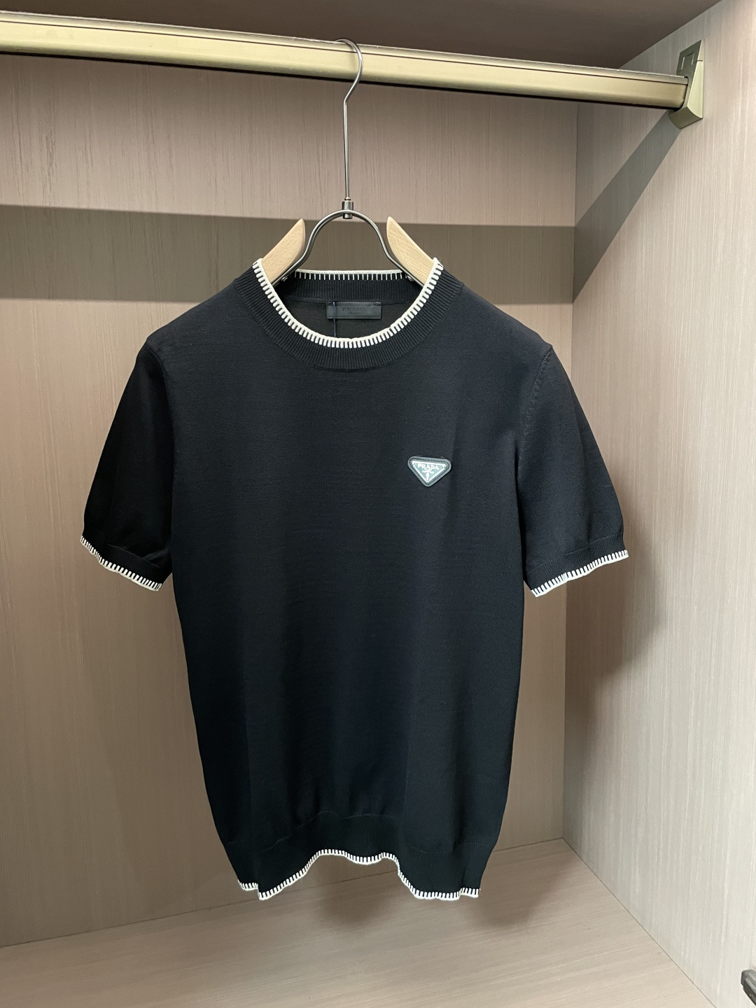 Prad 2026ss夏季新品男士针织圆领短袖衫！独家首发 采用纤维超细与高弹的伊力特纱线织造而成，质感
