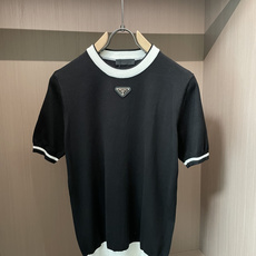 Prad 2026ss夏季新品男士针织圆领短袖衫!独家首发 采用纤维超细与高弹的伊力特纱线织造而成,质感 Prad 2026ss夏季新品男士针织圆领短袖衫!独家首发 采用纤维超细与高弹的伊力特纱线织造而成,质感