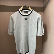 Prad 2026ss夏季新品男士针织圆领短袖衫!独家首发 采用纤维超细与高弹的伊力特纱线织造而成,质感 Prad 2026ss夏季新品男士针织圆领短袖衫!独家首发 采用纤维超细与高弹的伊力特纱线织造而成,质感
