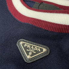 Prad 2026ss夏季新品男士针织圆领短袖衫!独家首发 采用纤维超细与高弹的伊力特纱线织造而成,质感 Prad 2026ss夏季新品男士针织圆领短袖衫!独家首发 采用纤维超细与高弹的伊力特纱线织造而成,质感