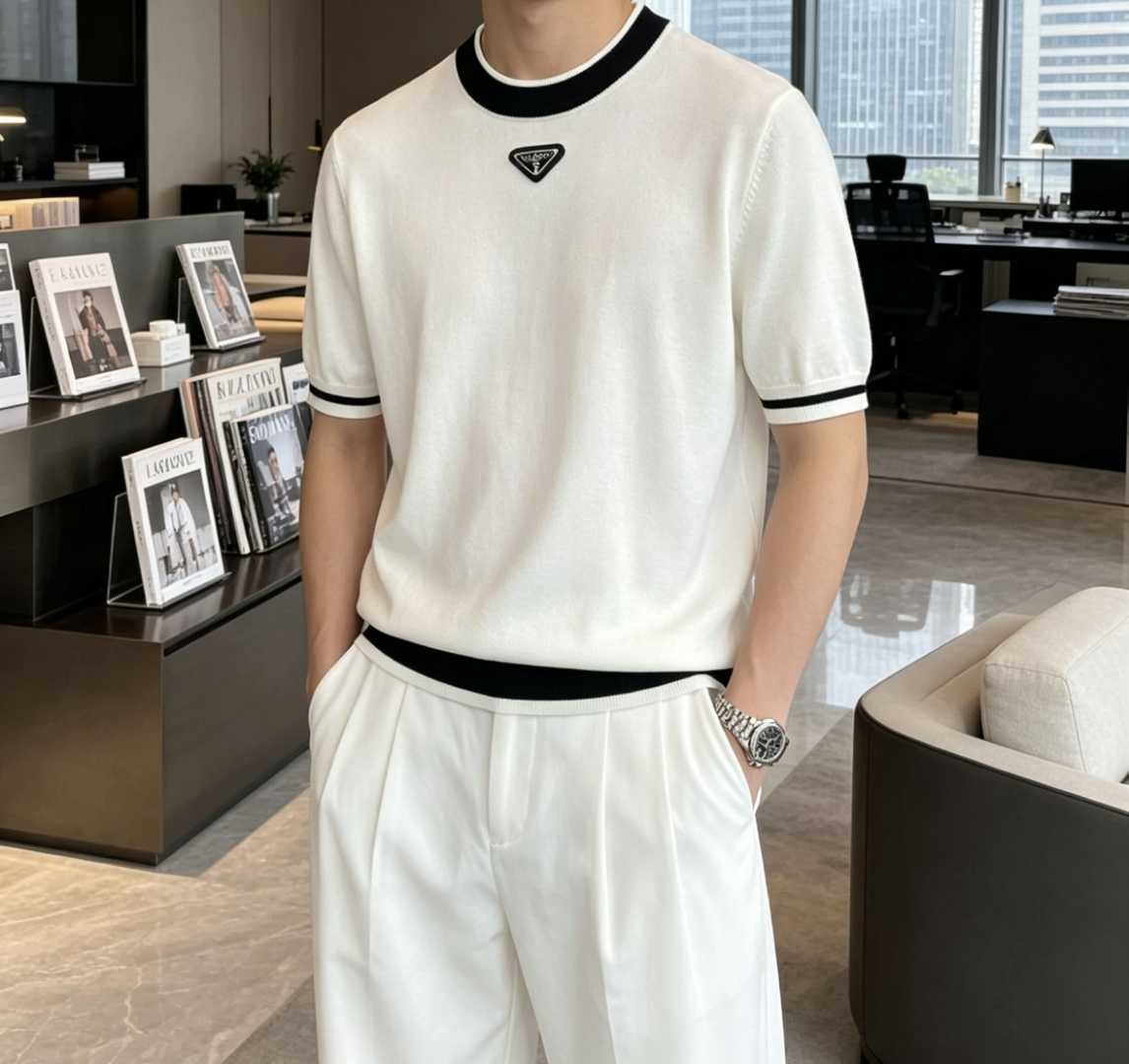 NO:913481,Prad 2026ss new summer men’s knitted round neck short-sleeved shirt!  Exclusive first release. It is woven with ultra-fine fiber and high-elastic Yilite yarn. The texture and texture are super soft, very light and soft, and the hand feels extremely delicate and silky. The finer the yarn, the harder it is to work, and it is very time-consuming and material-consuming. It is a super rare product. The particularity of the fabric of each piece of clothing makes it silky soft and smooth. The unique embroidery pattern on the chest, you can feel its softness and smoothness when it comes into contact with the skin!  The overall design is simple and elegant, continuing the classic, calm and elegant classic color scheme, naturally exuding casual elegance. Size m-xxxl Qi, prada, T-shirt,19860909Prad 2026ss夏季新品男士针织圆领短袖衫！独家首发 采用纤维超细与高弹的伊力特纱线织造而成,质感与纹理都是超级的柔和,非常的轻薄柔软,手感极其的细腻丝滑,纱线越细做工就越难,并且非常的耗时耗料,超级难得一见的佳品,每件衣服的面料的特殊性使它具有丝般的柔软和润滑,胸前独特刺绣图案,与肌肤接触就能感觉到它的柔软和爽滑！整体简洁、大气,延续经典,沉稳大气的经典配色,自然散发出的休闲儒雅 尺码m-xxxl    齐,,prada,T-shirt,,Men's clothing