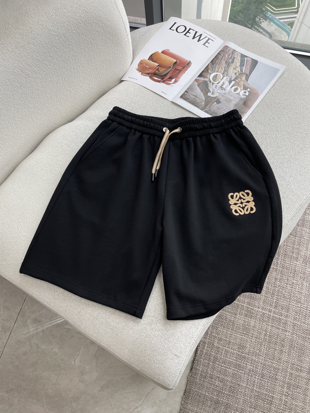 NO:925457,Highly recommended by Loewe!  2026ss new summer clothes are on sale at counters. The latest series of patterned logo shorts are a must-have for everyone!  Imported high-density pure cotton fabric, extremely skin-friendly and comfortable. It feels very delicate and has a good texture, which perfectly reflects the three-dimensional effect. It is in line with the brand's consistent design style. It is a very good overall product and a must-have for fashionistas. Sizes M-3XL, loewe, shorts,19860909Loewe 重磅推荐！2026ss夏装新品 专柜在售 最新系列图案logo短裤 必须人手一件的节奏！进口顶极高密度纯棉面料,极为亲肤舒适 摸上去非常的细腻,质感很好,完美体现立体感 符合品牌一贯设计风格,整体非常不错的一款,潮人必备 尺码M-3XL,,loewe,shorts,,Men's clothing