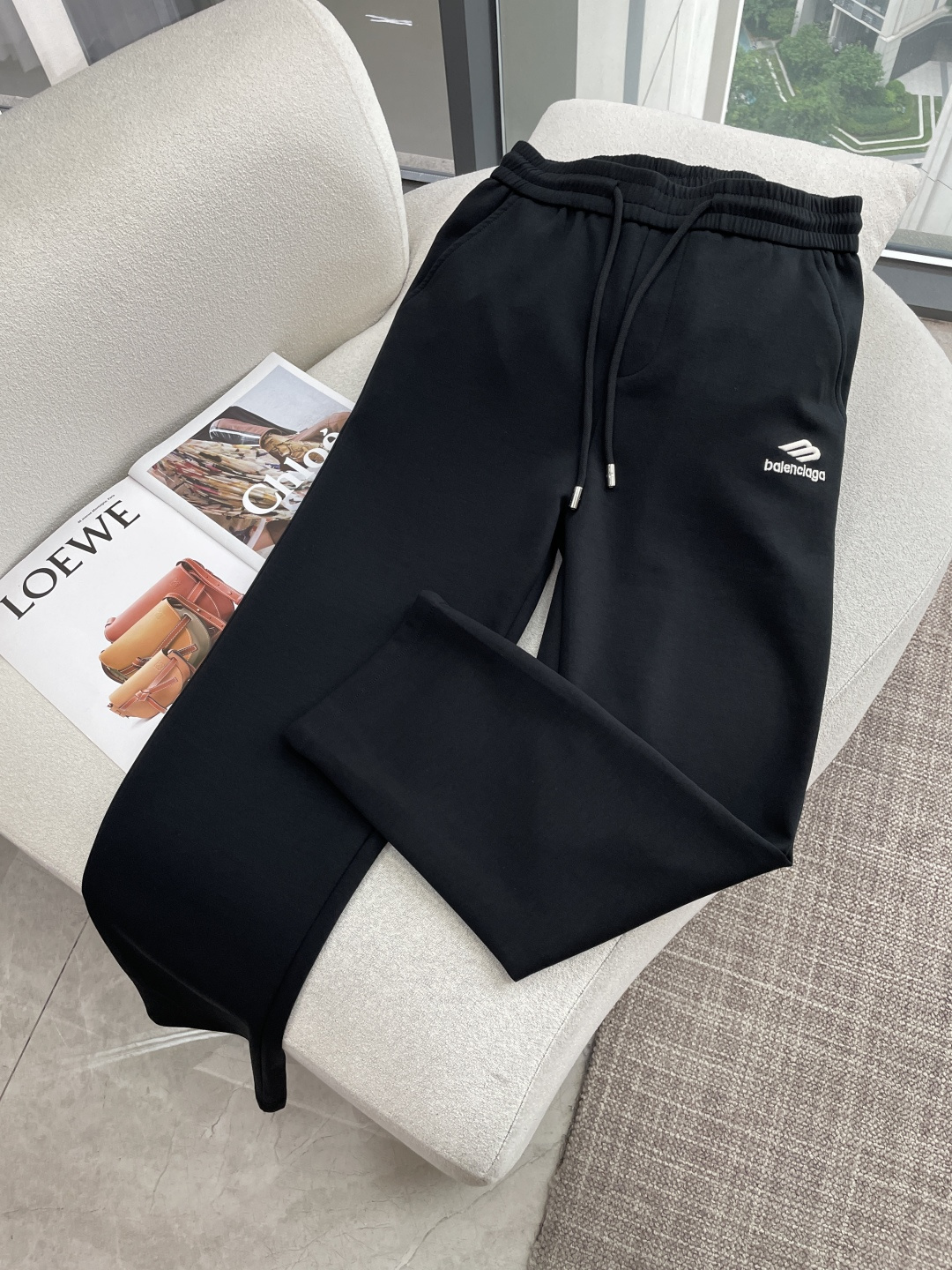 NO:925432,Paris 2026 latest series of men's casual pants!  Made of customer-supplied elastic soft cotton material, soft and delicate, and feels great!  The brand style is clear at a glance!  Minimalist design, no extra exaggerated elements to declare victory, fine details, original custom-made hardware accessories, just the right thickness, easy to control in all weathers, classic color upper body, very energetic, multiple styles of wear, casual business, daily life, fashion trends can be controlled!  The overall style and fashion sense are extremely outstanding, bringing extraordinary clothing taste!  Size M~3XL,,19860909巴黎 2026最新系列男士休闲裤！ 采用客供弹力柔棉材质,柔软细腻,手感绝佳！品牌格调一览无余！极简主义设计,没有多余浮夸的元素来宣兵夺主,细节做工精细,五金配件原版定制,厚薄程度也是恰到好处,轻松驾驭各种天气,经典颜色上身很显精气神,多种风格穿搭,休闲商务、日常生活、时尚潮流均可驾驭！整体不论是档次还是时尚感都是极为出色的,带来非凡的衣着品味！ 尺码M~3XL,,,Men's clothing