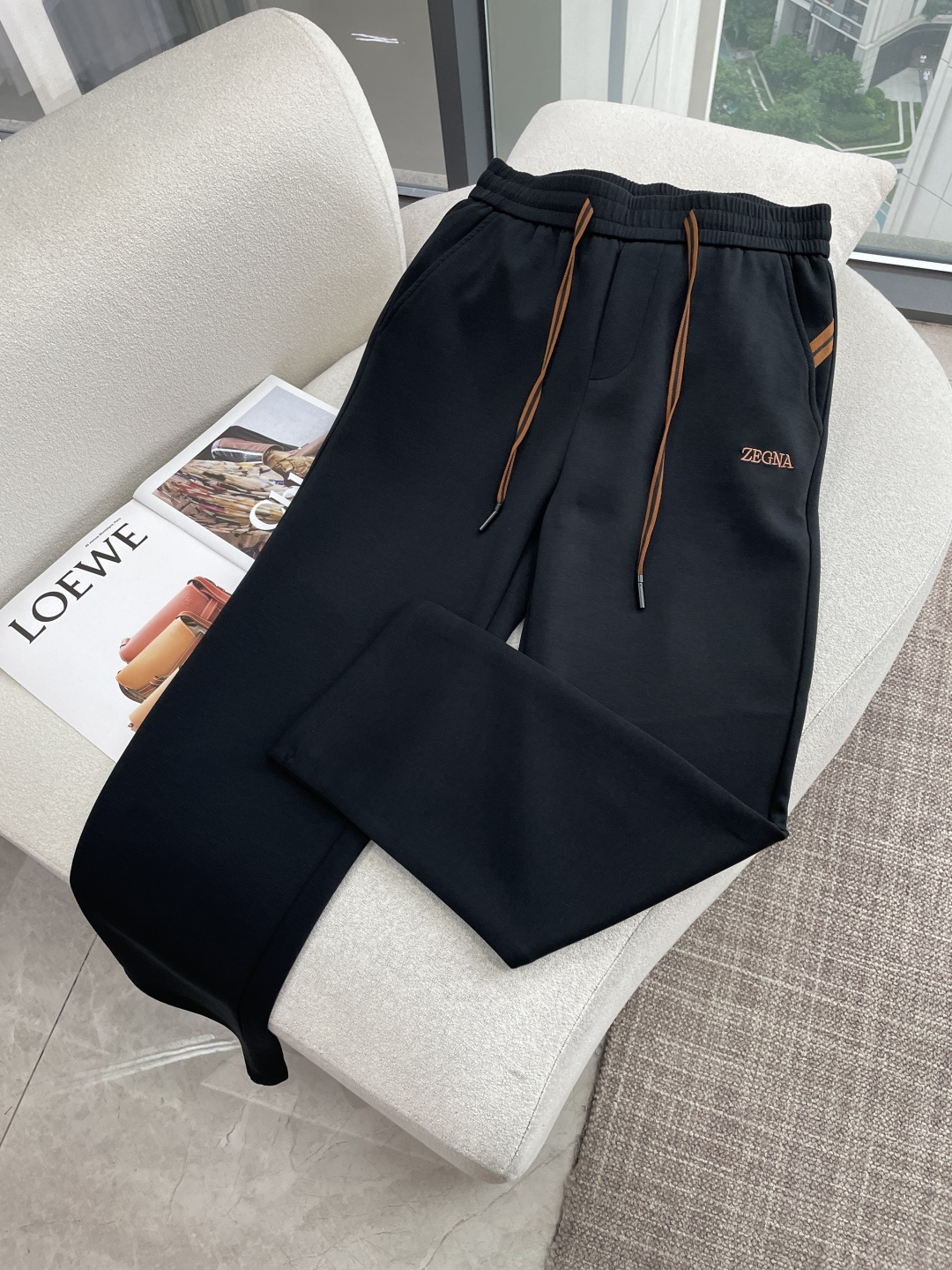 NO:925442,Ermenegildo Zegna 2026 latest series of men's casual pants!  Made of customer-supplied elastic soft cotton material, soft and delicate, and feels great!  The brand style is clear at a glance!  Minimalist design, no extra exaggerated elements to declare victory, fine details, original custom-made hardware accessories, just the right thickness, easy to control in all weathers, classic color upper body, very energetic, multiple styles of wear, casual business, daily life, fashion trends can be controlled!  The overall style and fashion sense are extremely outstanding, bringing extraordinary clothing taste!  Size M~3XL,,zegna,19860909杰尼亚 2026最新系列男士休闲裤！ 采用客供弹力柔棉材质,柔软细腻,手感绝佳！品牌格调一览无余！极简主义设计,没有多余浮夸的元素来宣兵夺主,细节做工精细,五金配件原版定制,厚薄程度也是恰到好处,轻松驾驭各种天气,经典颜色上身很显精气神,多种风格穿搭,休闲商务、日常生活、时尚潮流均可驾驭！整体不论是档次还是时尚感都是极为出色的,带来非凡的衣着品味！ 尺码M~3XL,,zegna,,Men's clothing