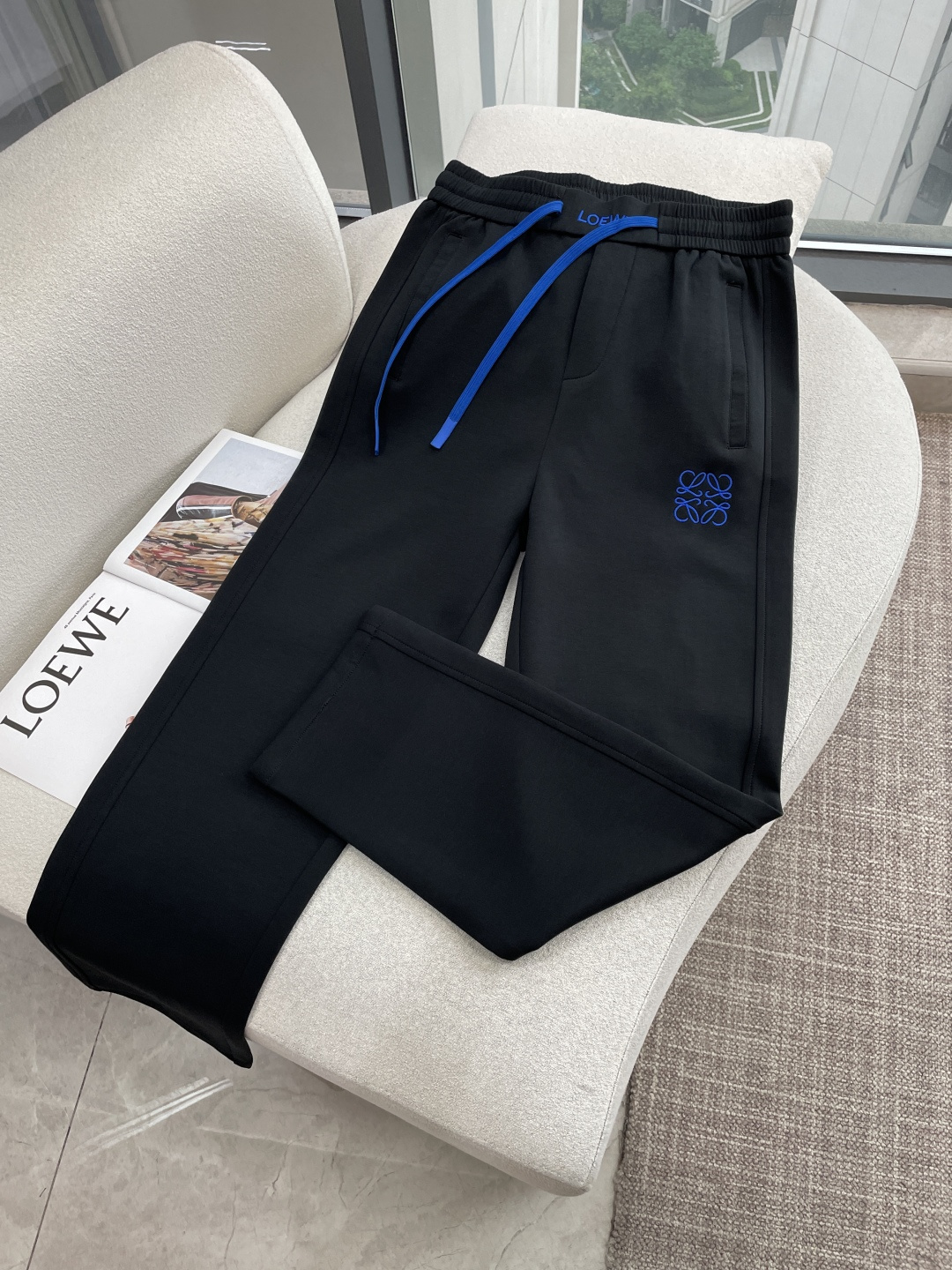 NO:925376,Loewe 2026 latest series of men's casual pants!  Made of customer-supplied elastic soft cotton material, soft and delicate, and feels great!  The brand style is clear at a glance!  Minimalist design, no extra exaggerated elements to declare victory, fine details, original custom-made hardware accessories, just the right thickness, easy to control in all weathers, classic color upper body, very energetic, multiple styles of wear, casual business, daily life, fashion trends can be controlled!  The overall style and fashion sense are extremely outstanding, bringing extraordinary clothing taste!  Size M~3XL,,loewe,19860909Loewe 2026最新系列男士休闲裤！ 采用客供弹力柔棉材质,柔软细腻,手感绝佳！品牌格调一览无余！极简主义设计,没有多余浮夸的元素来宣兵夺主,细节做工精细,五金配件原版定制,厚薄程度也是恰到好处,轻松驾驭各种天气,经典颜色上身很显精气神,多种风格穿搭,休闲商务、日常生活、时尚潮流均可驾驭！整体不论是档次还是时尚感都是极为出色的,带来非凡的衣着品味！ 尺码M~3XL,,loewe,,Men's clothing