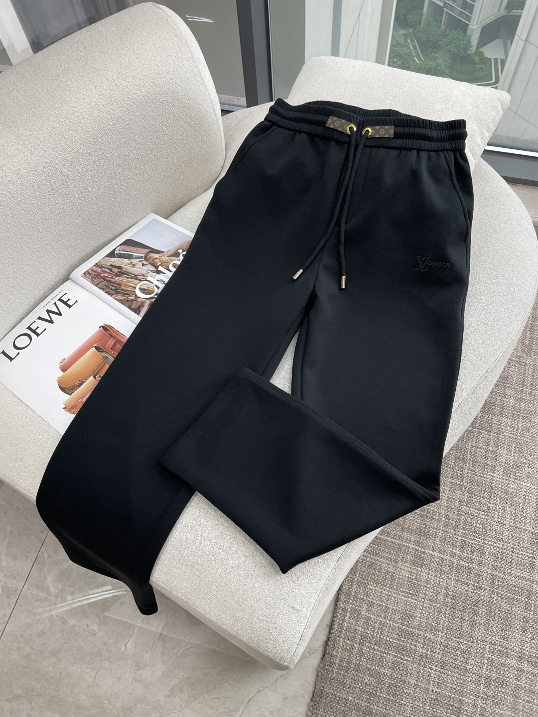 NO:925383,Lv 2026 latest series of men's casual pants!  Made of customer-supplied elastic soft cotton material, soft and delicate, and feels great!  The brand style is clear at a glance!  Minimalist design, no extra exaggerated elements to declare victory, fine details, original custom-made hardware accessories, just the right thickness, easy to control in all weathers, classic color upper body, very energetic, multiple styles of wear, casual business, daily life, fashion trends can be controlled!  The overall style and fashion sense are extremely outstanding, bringing extraordinary clothing taste!  Size M~3XL,,louis vuitton,19860909Lv 2026最新系列男士休闲裤！ 采用客供弹力柔棉材质,柔软细腻,手感绝佳！品牌格调一览无余！极简主义设计,没有多余浮夸的元素来宣兵夺主,细节做工精细,五金配件原版定制,厚薄程度也是恰到好处,轻松驾驭各种天气,经典颜色上身很显精气神,多种风格穿搭,休闲商务、日常生活、时尚潮流均可驾驭！整体不论是档次还是时尚感都是极为出色的,带来非凡的衣着品味！ 尺码M~3XL,,louis vuitton,,Men's clothing