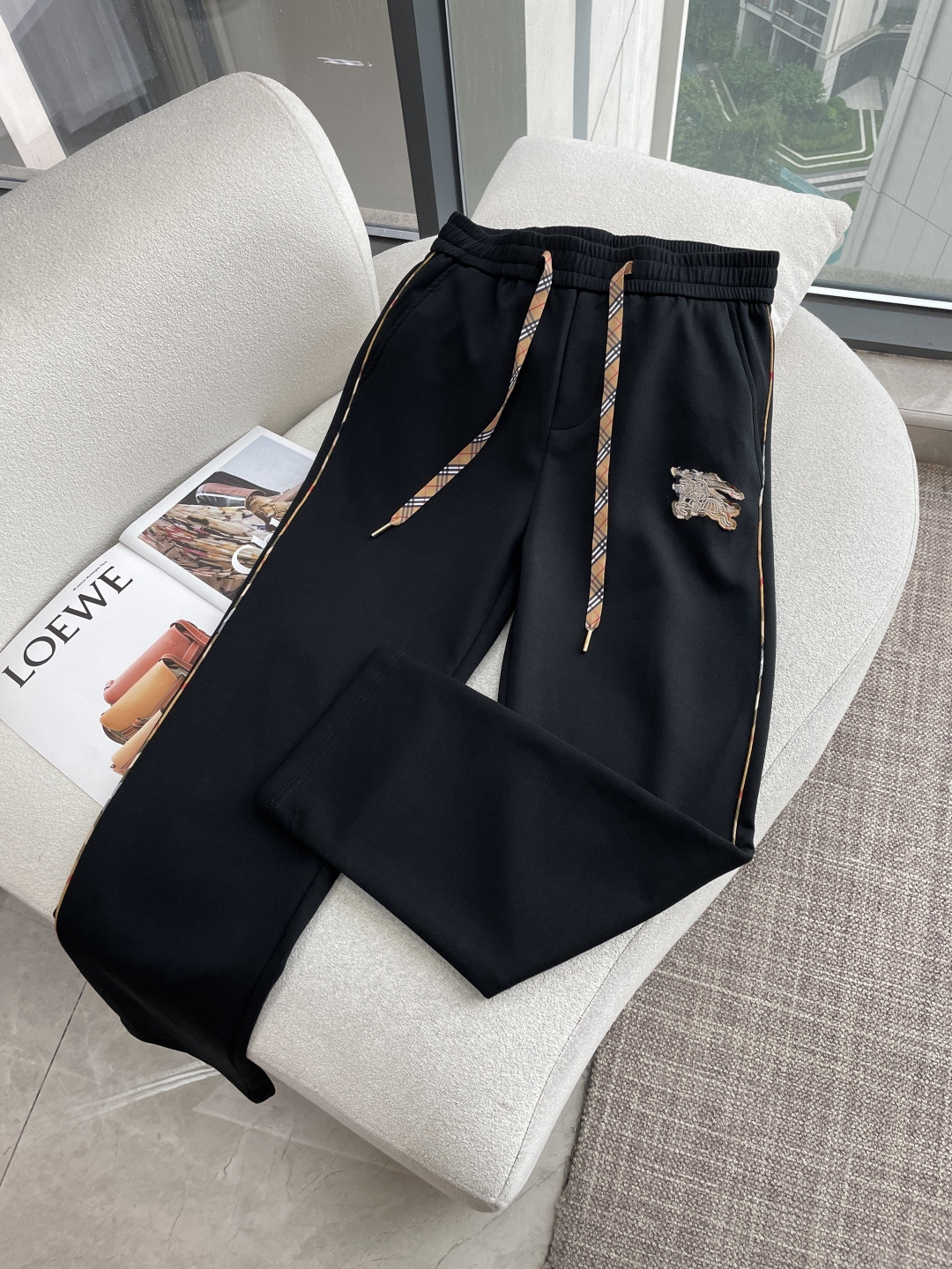 NO:925391,Bur 2026 latest series of men's casual pants!  Made of customer-supplied elastic soft cotton material, soft and delicate, and feels great!  The brand style is clear at a glance!  Minimalist design, no extra exaggerated elements to declare victory, fine details, original custom-made hardware accessories, just the right thickness, easy to control in all weathers, classic color upper body, very energetic, multiple styles of wear, casual business, daily life, fashion trends can be controlled!  The overall style and fashion sense are extremely outstanding, bringing extraordinary clothing taste!  Size M~3XL,,burberry,19860909Bur 2026最新系列男士休闲裤！ 采用客供弹力柔棉材质,柔软细腻,手感绝佳！品牌格调一览无余！极简主义设计,没有多余浮夸的元素来宣兵夺主,细节做工精细,五金配件原版定制,厚薄程度也是恰到好处,轻松驾驭各种天气,经典颜色上身很显精气神,多种风格穿搭,休闲商务、日常生活、时尚潮流均可驾驭！整体不论是档次还是时尚感都是极为出色的,带来非凡的衣着品味！ 尺码M~3XL,,burberry,,Men's clothing