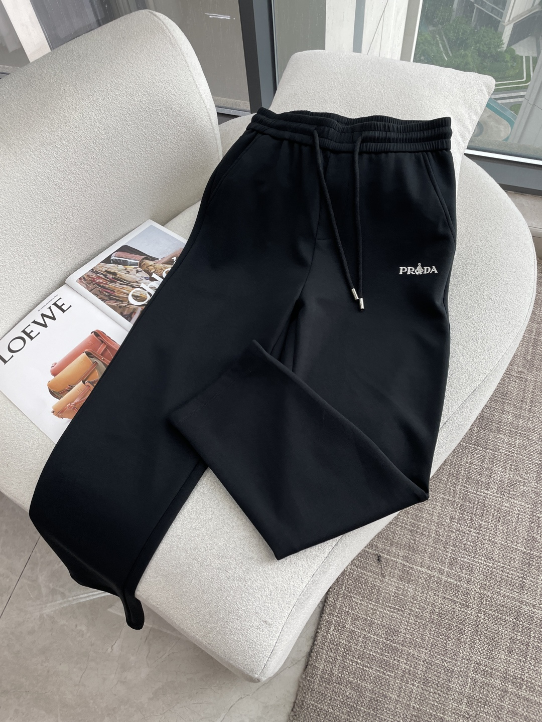 NO:925400,Prad 2026 latest series of men's casual pants!  Made of customer-supplied elastic soft cotton material, soft and delicate, and feels great!  The brand style is clear at a glance!  Minimalist design, no extra exaggerated elements to declare victory, fine details, original custom-made hardware accessories, just the right thickness, easy to control in all weathers, classic color upper body, very energetic, multiple styles of wear, casual business, daily life, fashion trends can be controlled!  The overall style and fashion sense are extremely outstanding, bringing extraordinary clothing taste!  Size M~3XL,,prada,19860909Prad 2026最新系列男士休闲裤！ 采用客供弹力柔棉材质,柔软细腻,手感绝佳！品牌格调一览无余！极简主义设计,没有多余浮夸的元素来宣兵夺主,细节做工精细,五金配件原版定制,厚薄程度也是恰到好处,轻松驾驭各种天气,经典颜色上身很显精气神,多种风格穿搭,休闲商务、日常生活、时尚潮流均可驾驭！整体不论是档次还是时尚感都是极为出色的,带来非凡的衣着品味！ 尺码M~3XL,,prada,,Men's clothing