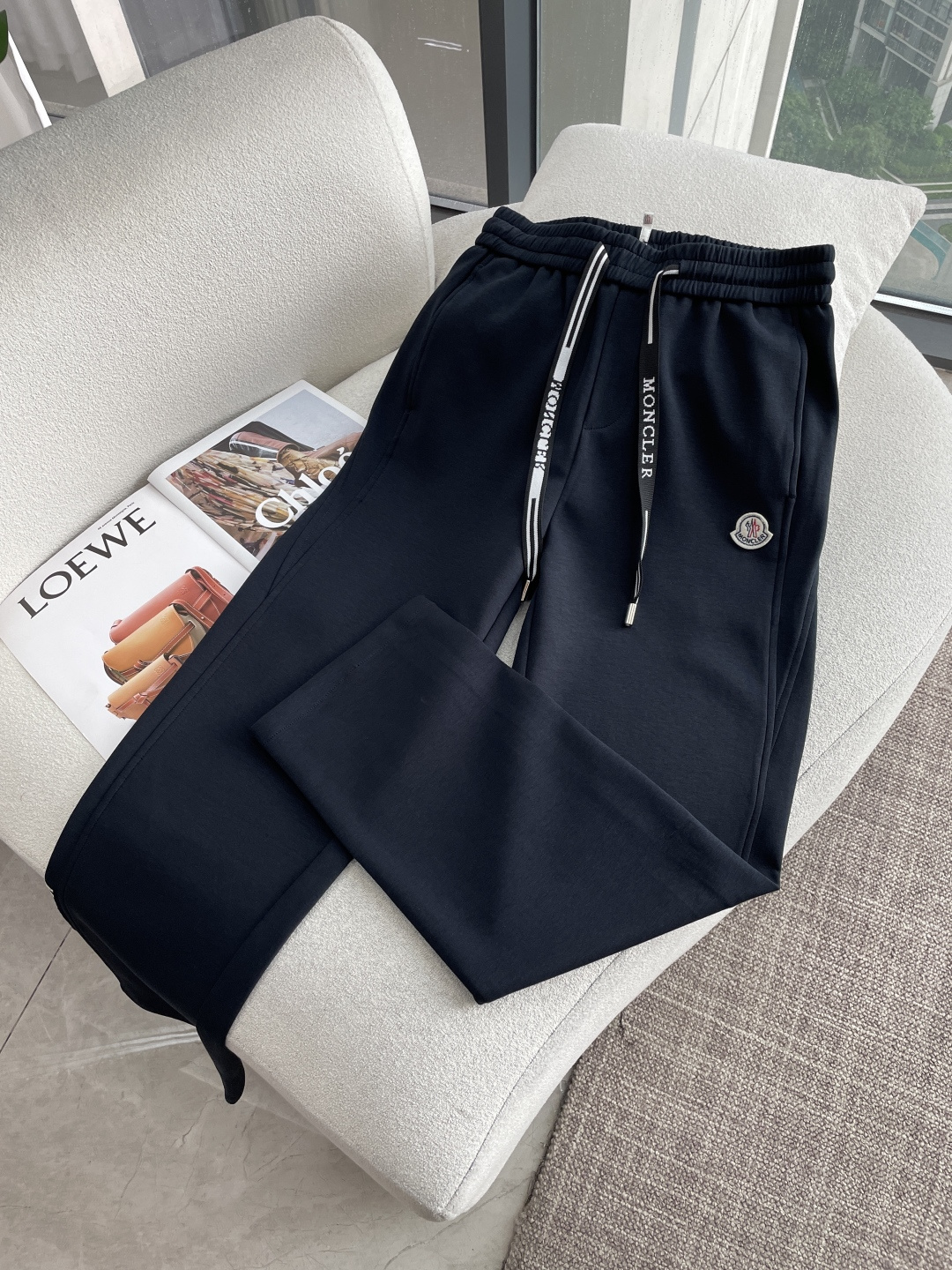 NO:912270,Mengkou 2026 latest series of men's casual pants!  Made of customer-supplied elastic soft cotton material, soft and delicate, and feels great!  The brand style is clear at a glance!  Minimalist design, no extra exaggerated elements to declare victory, fine details, original custom-made hardware accessories, just the right thickness, easy to control in all weathers, classic color upper body, very energetic, multiple styles of wear, casual business, daily life, fashion trends can be controlled!  The overall style and fashion sense are extremely outstanding, bringing extraordinary clothing taste!  Size M~3XL,,Moncler,19860909蒙口 2026最新系列男士休闲裤！ 采用客供弹力柔棉材质,柔软细腻,手感绝佳！品牌格调一览无余！极简主义设计,没有多余浮夸的元素来宣兵夺主,细节做工精细,五金配件原版定制,厚薄程度也是恰到好处,轻松驾驭各种天气,经典颜色上身很显精气神,多种风格穿搭,休闲商务、日常生活、时尚潮流均可驾驭！整体不论是档次还是时尚感都是极为出色的,带来非凡的衣着品味！ 尺码M~3XL,,Moncler,,Men's clothing