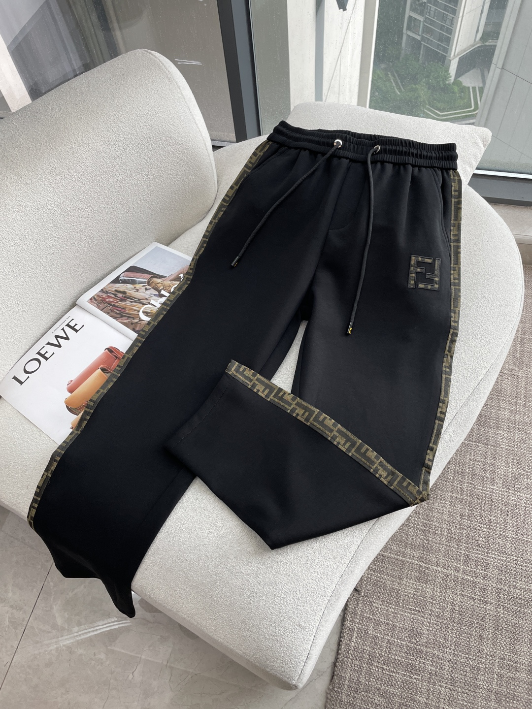NO:912272,FD 2026 latest series of men’s casual pants!  Made of customer-supplied elastic soft cotton material, soft and delicate, and feels great!  The brand style is clear at a glance!  Minimalist design, no extra exaggerated elements to declare victory, fine details, original custom-made hardware accessories, just the right thickness, easy to control in all weathers, classic color upper body, very energetic, multiple styles of wear, casual business, daily life, fashion trends can be controlled!  The overall style and fashion sense are extremely outstanding, bringing extraordinary clothing taste!  Size M~3XL,,19860909FD 2026最新系列男士休闲裤！ 采用客供弹力柔棉材质,柔软细腻,手感绝佳！品牌格调一览无余！极简主义设计,没有多余浮夸的元素来宣兵夺主,细节做工精细,五金配件原版定制,厚薄程度也是恰到好处,轻松驾驭各种天气,经典颜色上身很显精气神,多种风格穿搭,休闲商务、日常生活、时尚潮流均可驾驭！整体不论是档次还是时尚感都是极为出色的,带来非凡的衣着品味！ 尺码M~3XL,,,Men's clothing