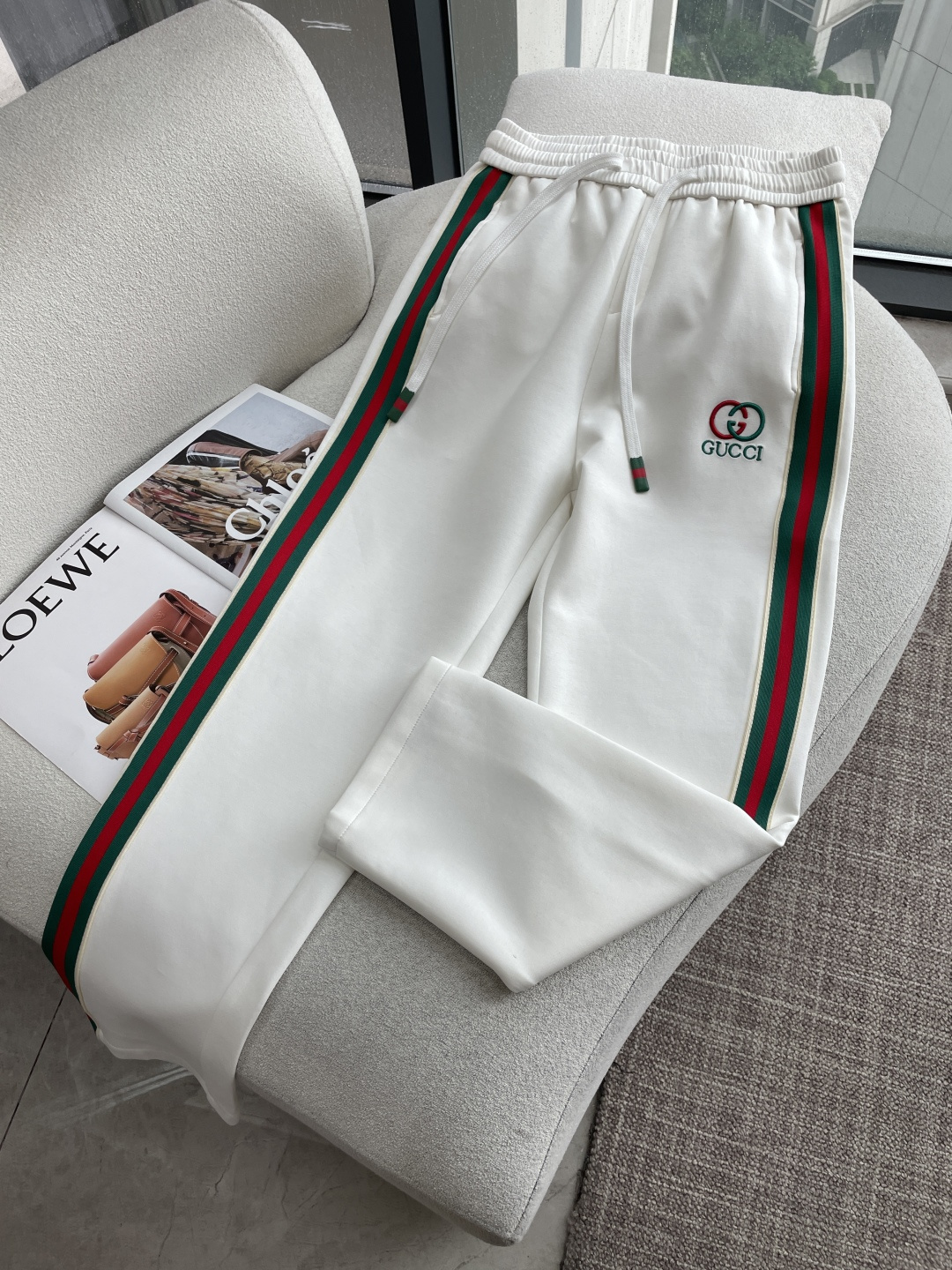 NO:912274,Gucc 2026 latest series of men's casual pants!  Made of customer-supplied elastic soft cotton material, soft and delicate, and feels great!  The brand style is clear at a glance!  Minimalist design, no extra exaggerated elements to declare victory, fine details, original custom-made hardware accessories, just the right thickness, easy to control in all weathers, classic color upper body, very energetic, multiple styles of wear, casual business, daily life, fashion trends can be controlled!  The overall style and fashion sense are extremely outstanding, bringing extraordinary clothing taste!  Size M~3XL,,gucci,19860909Gucc 2026最新系列男士休闲裤！ 采用客供弹力柔棉材质,柔软细腻,手感绝佳！品牌格调一览无余！极简主义设计,没有多余浮夸的元素来宣兵夺主,细节做工精细,五金配件原版定制,厚薄程度也是恰到好处,轻松驾驭各种天气,经典颜色上身很显精气神,多种风格穿搭,休闲商务、日常生活、时尚潮流均可驾驭！整体不论是档次还是时尚感都是极为出色的,带来非凡的衣着品味！ 尺码M~3XL,,gucci,,Men's clothing